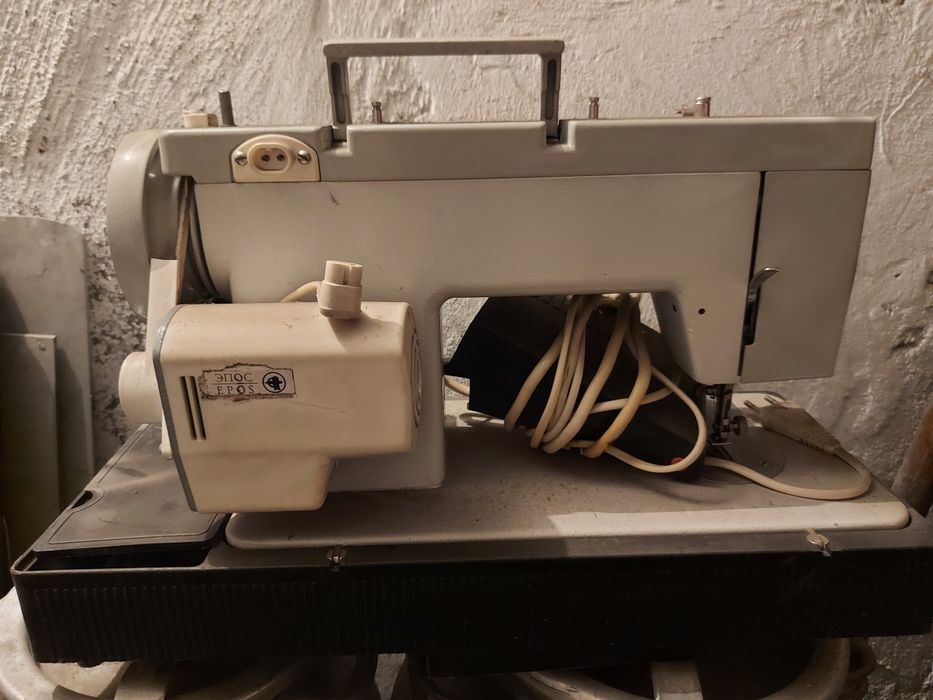 Швейная машинка, с электроприводом