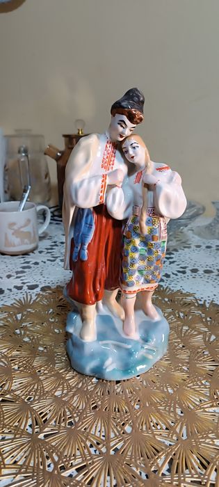 Продается фигурка фарфор!Ваза хрусталь бошьшая!Туфелька хрустальная!