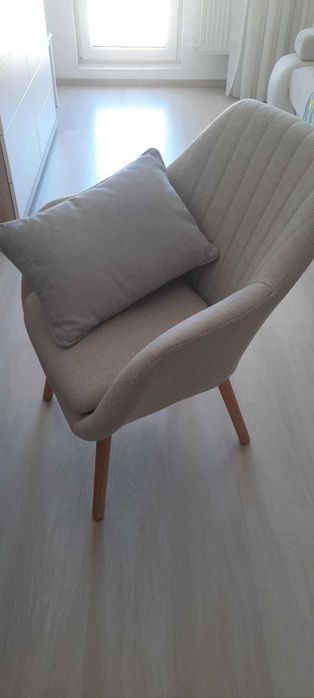Fotoliu bej / stejar Material textil. Perne din spumă. Picioare din lemn masiv. 66x84x68 cm
