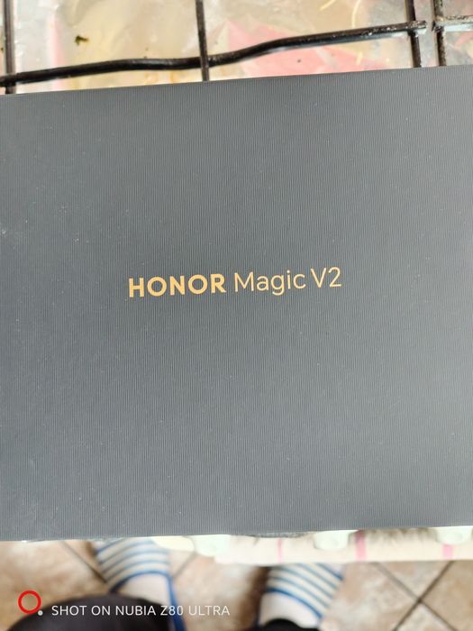 Honor Magic V2..