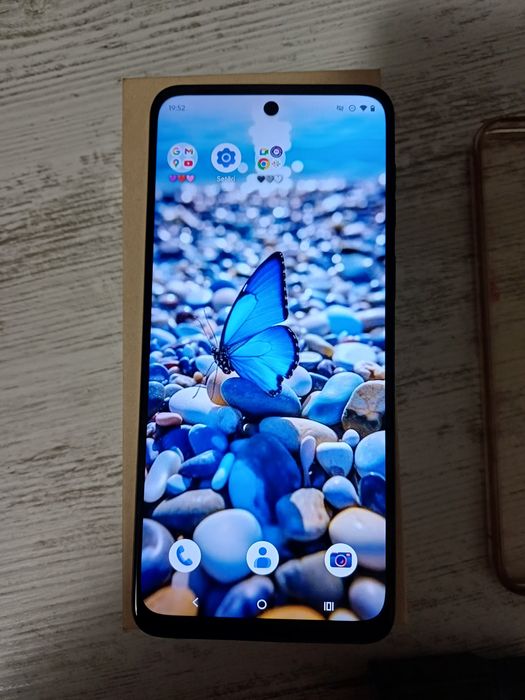 Telefon Motorola cu husă și încărcător