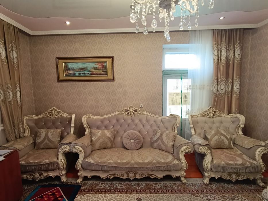 Диван креслосымен сатылады. Состояниесі жақсы.