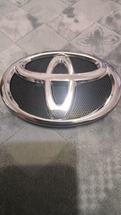 Передняя эмблема на Тойота Камри 40