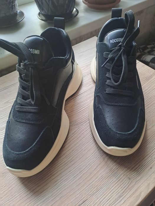 Кроссовки женские