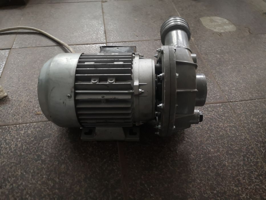 Центробежна водна помпа