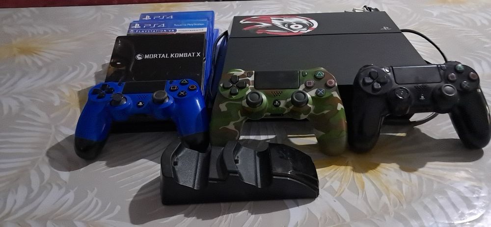 Playstation 4                                                        .