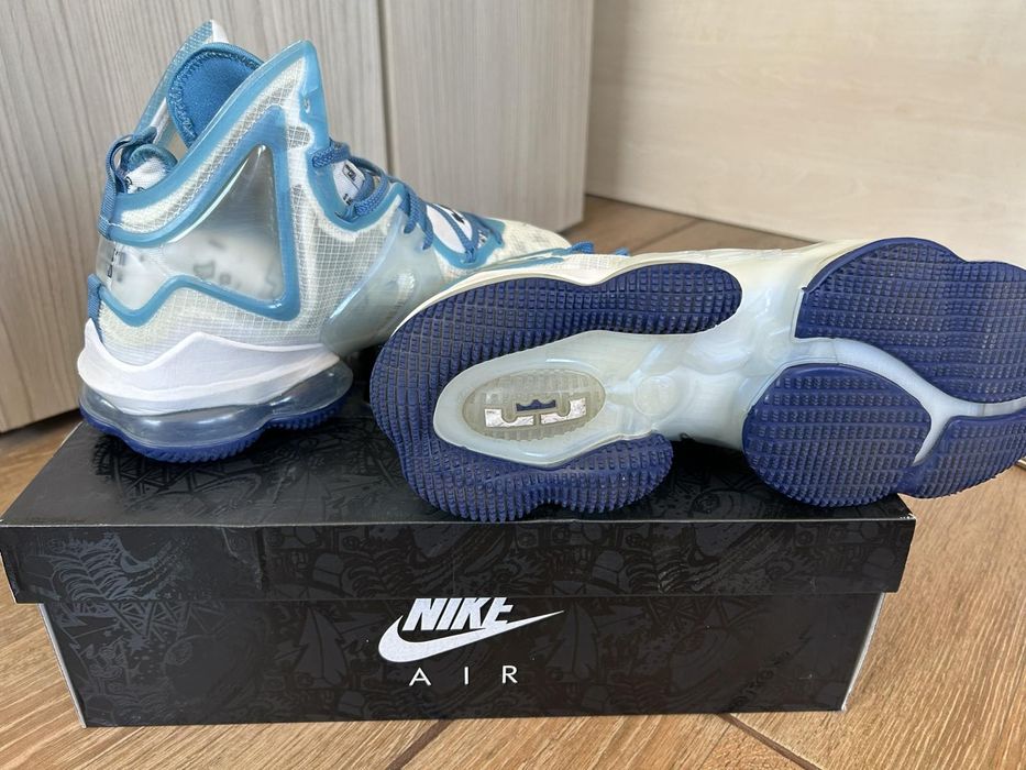LeBron 19 White/Blue Void/Dutch Blue