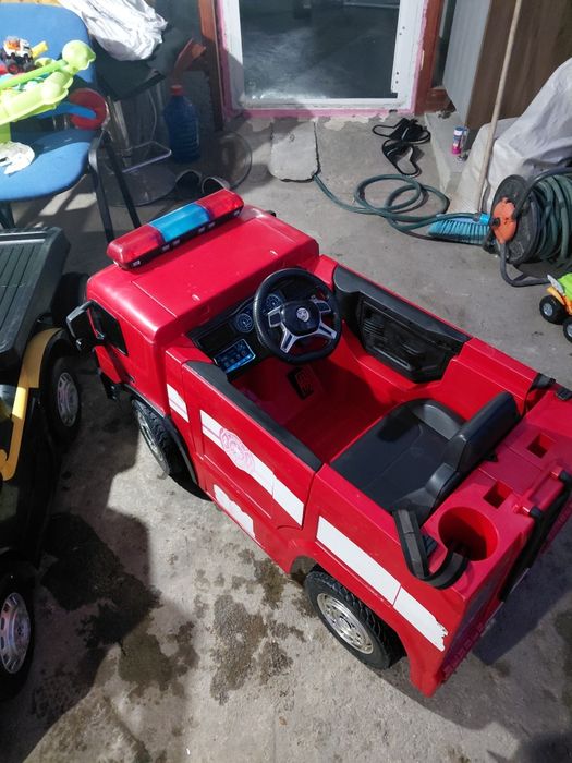 Mașinuța electrica pompieri