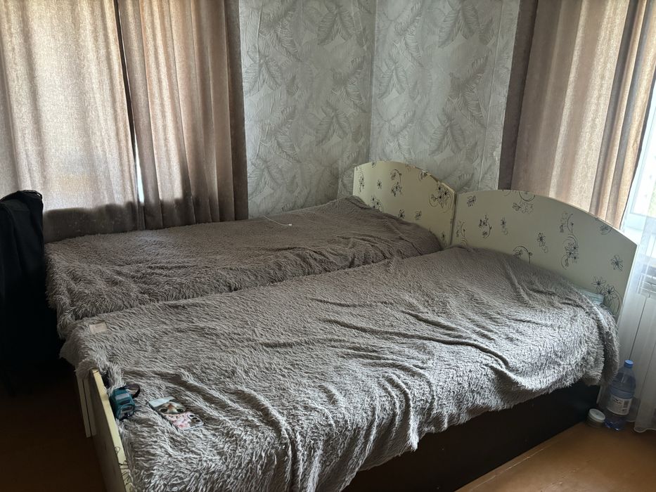 Продам две кровати и письменный стол