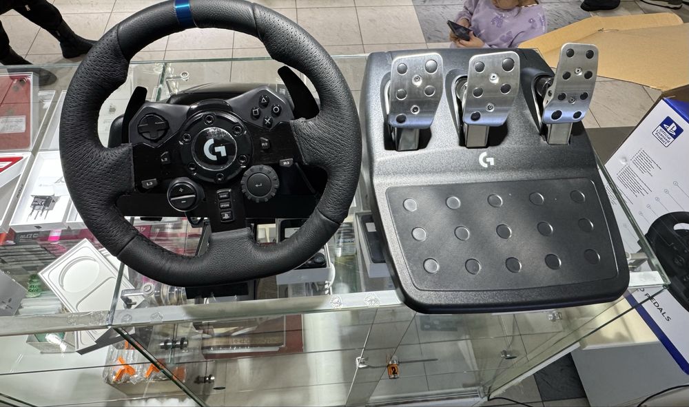 гоночный руль Logitech G923