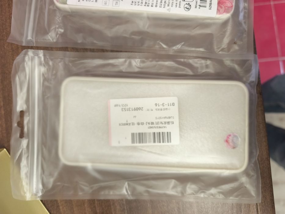 Vând 2x huse telefonul Xiaomi redmi  note 8, model 2021.  Ambele house sunt noi. Nu se potrivesc la note  8 pro și de aceea la vând.