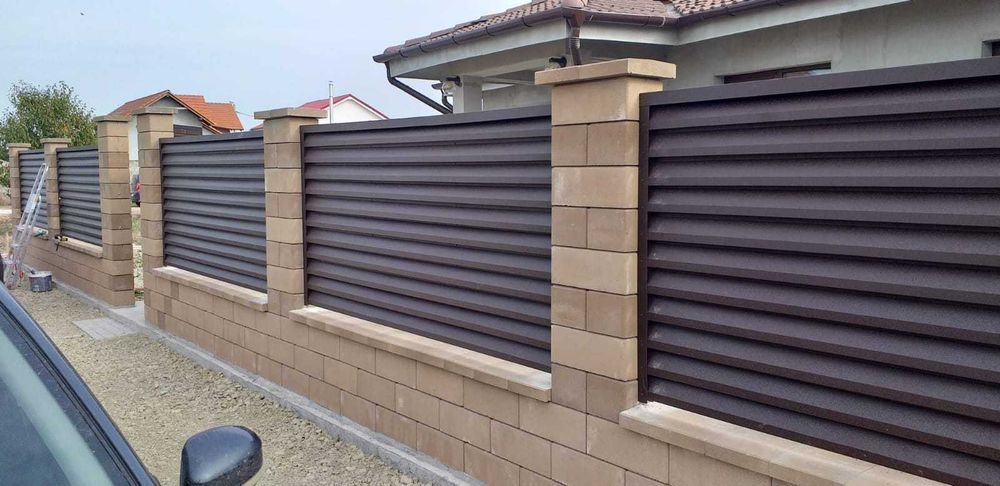 Garduri si porti din panou stil jaluzele si alte modele disponibile