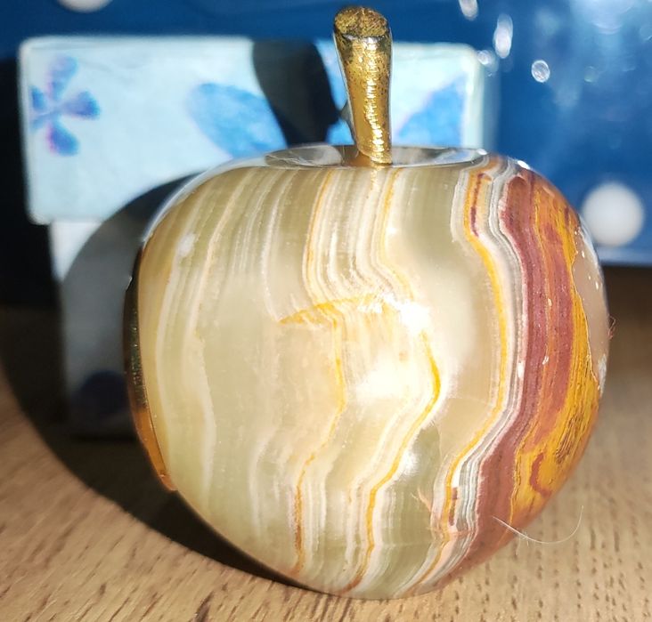 Часы-яблоко из камня оникс. С коробкой.