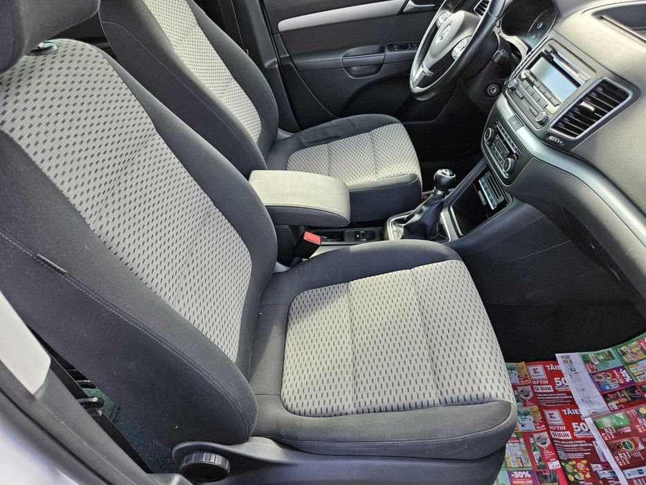 VW Sharan 2.0 TDI 140 CP – an 2012 – Motor CFFB – Alb Perlat – Jante Negre 5 locuri FULL recent adus în țară Unic Proprietar