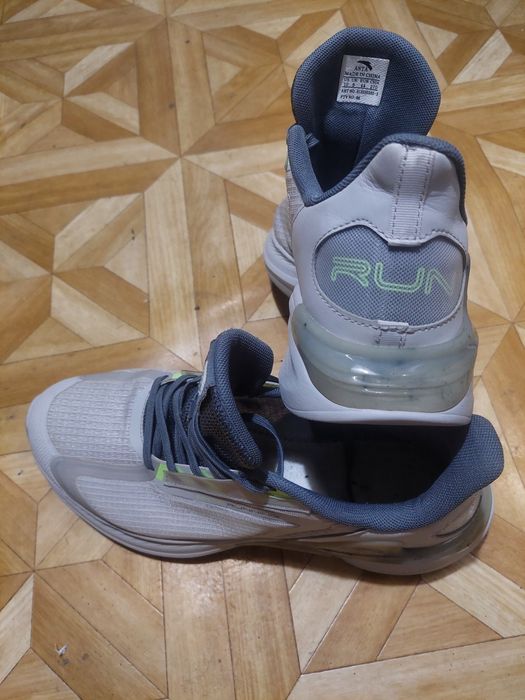 Кроссовки спортивные