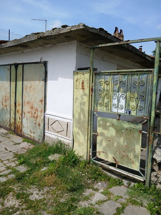 Къща на два етажа гр. Дългопол