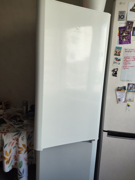Продам холодильник Indesit