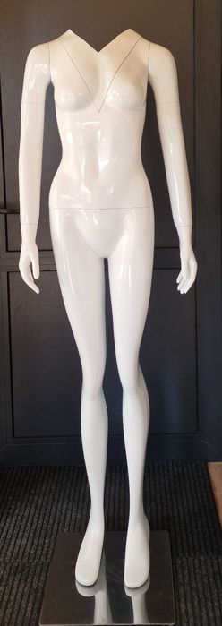 Женски невидим манекен за снимки