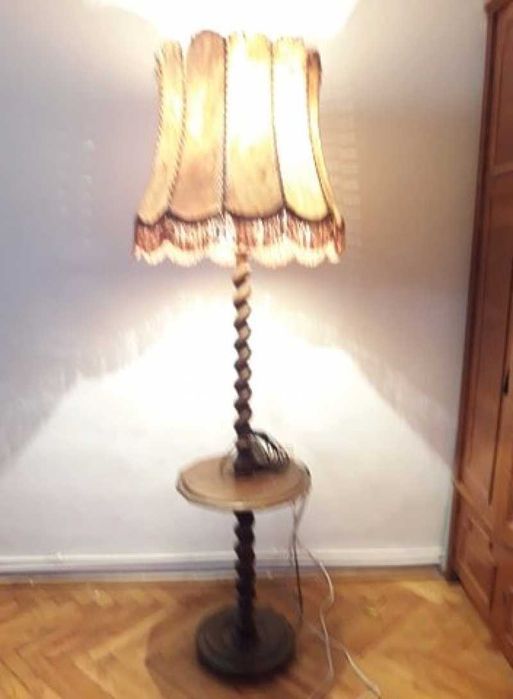 Veioza din lemn sculptat