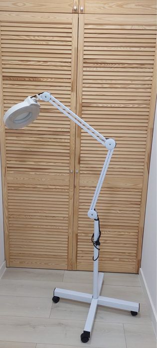 Lampa cosmetica cu brat