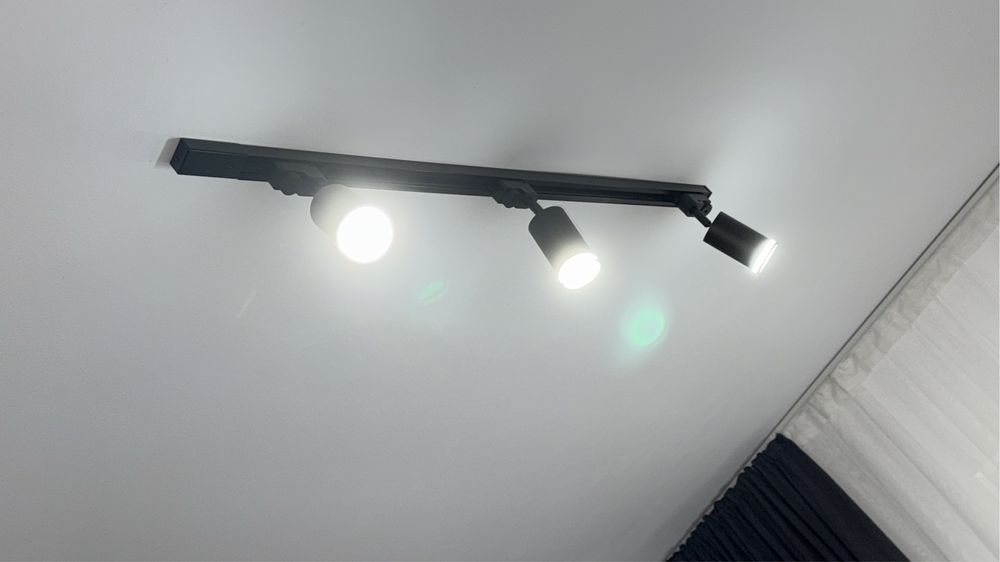 Spoturi pe tavan