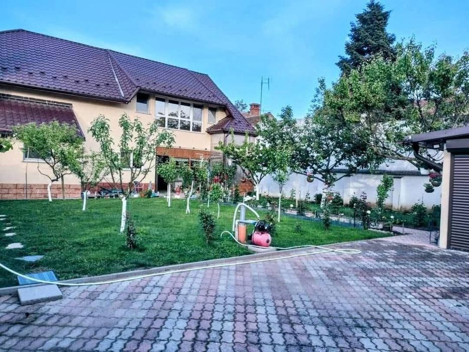 REZERVATĂ.Vind casă zonă centrală sau schimb cu casă mai mică.