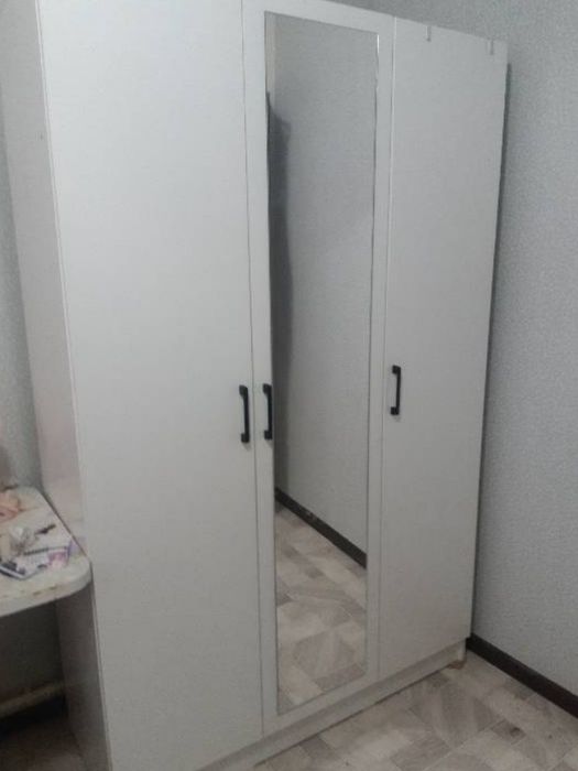 Шкаф с зеркалом и без продам срочно