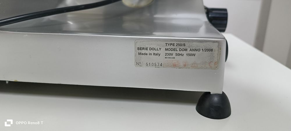 Vând feliatot mezeluri