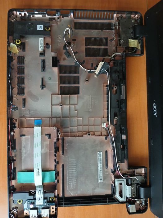 Acer E5- 572 на части, повредено дъно