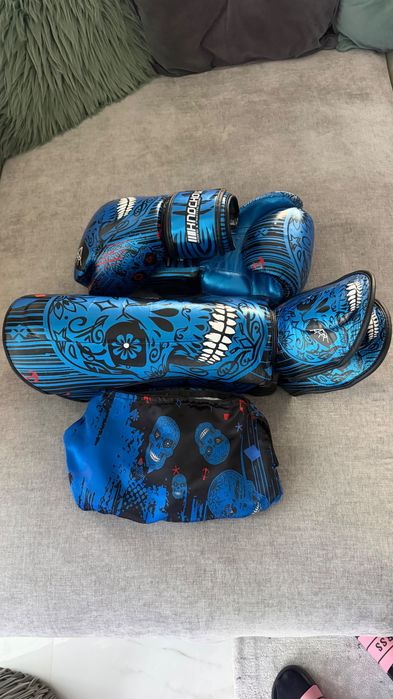 Set Kickbox / Muay Thai complet + aparatoare tibie + manusi + pantaloni