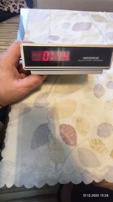 Радио часовник Universum