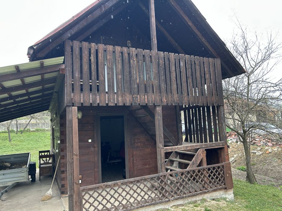 Teren cu cabana de vanzare