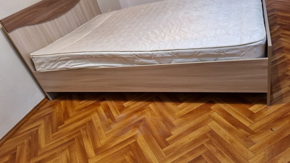 Кровать без матраса