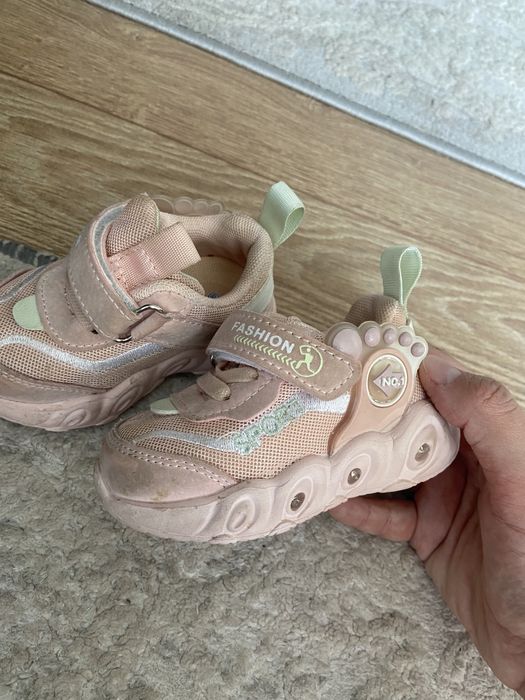 Детские кроссовки