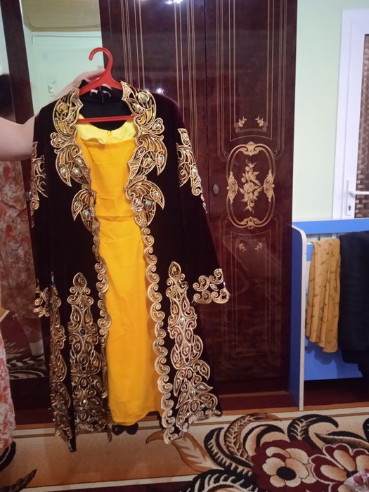 Zar xalat va toʻr dastroʻmoli bilan