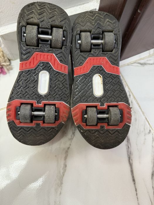 Pantofi skare/ adisasi cu roti.