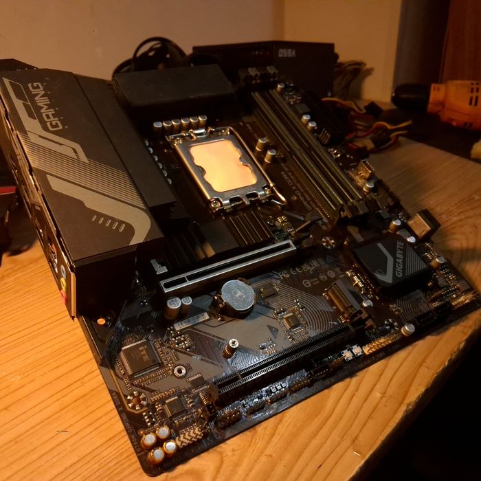 Gigabyte B760M Gaming X DDR4 — почти новая, 100$(торг)