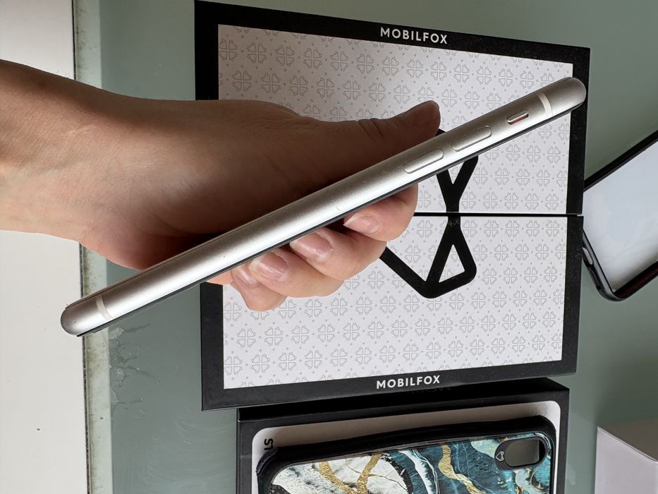 Телефон Iphone XR бял + 3 кейса