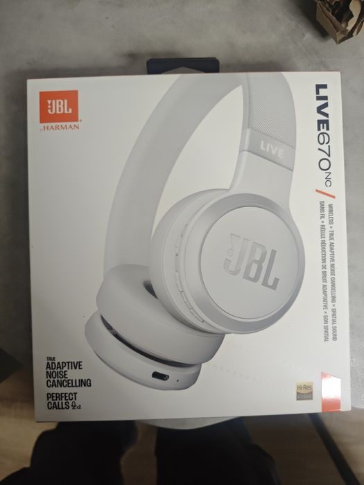 JBL Live 670NC, белого цвета