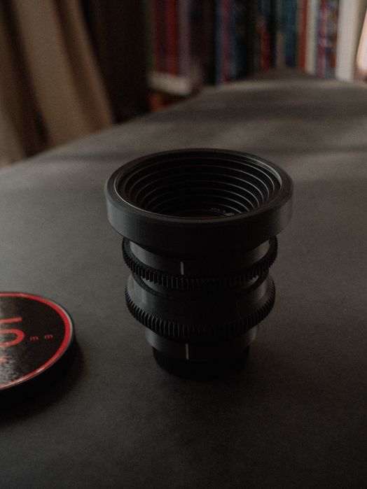 Продавам f0.95 35mm кино обектив