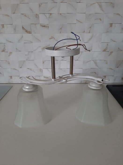 Продам люстру 2-х  рожковую.