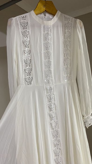 Белое казахское платье