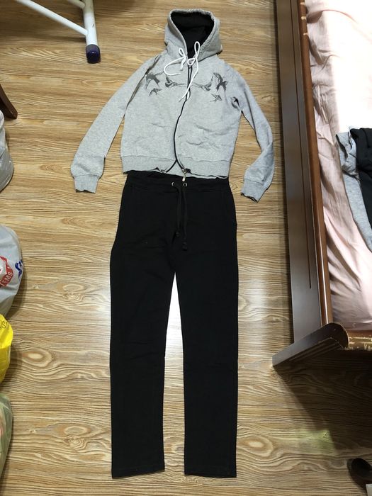 Продаются спорт. костюм и две маечки.