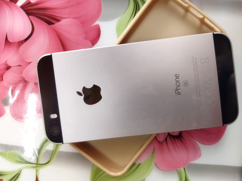 Айфон SE 2/64gd хотоший телефон