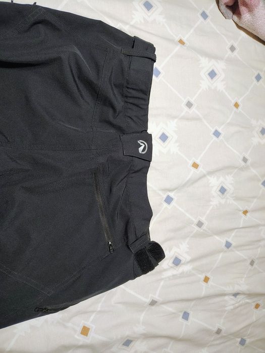 Мъжки туристически панталони с разтегливост и водоотблъскваща обработка.
