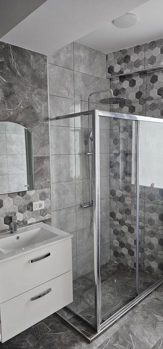 Inchiriez apartament 3 camere .