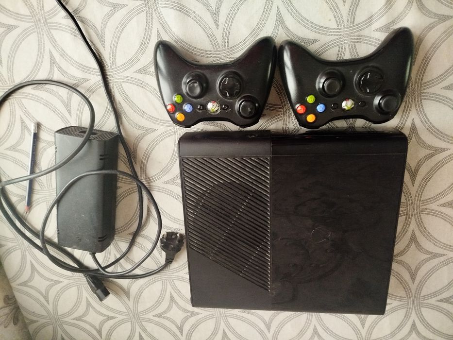 Xbox360E freeboot 55 игр 500gb 2 джойстика