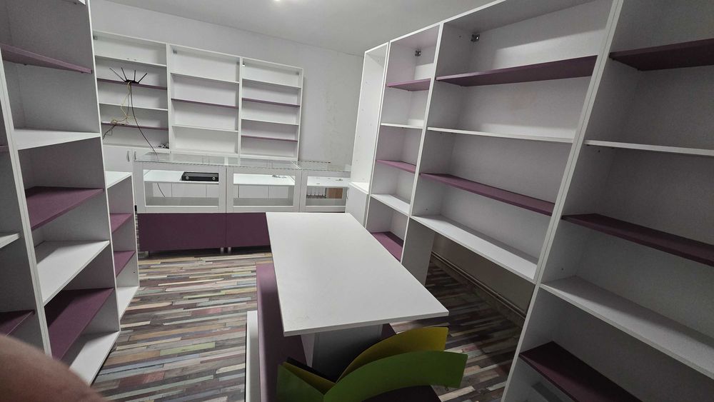 Vând Mobilier comercial realizat la comandă