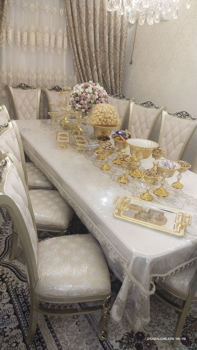 Гостиной стол и стулья орех