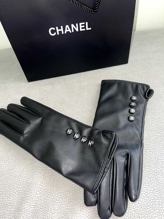 черни кожени ръкавици шанел с копчета луксозни с хартиена чанта chanel